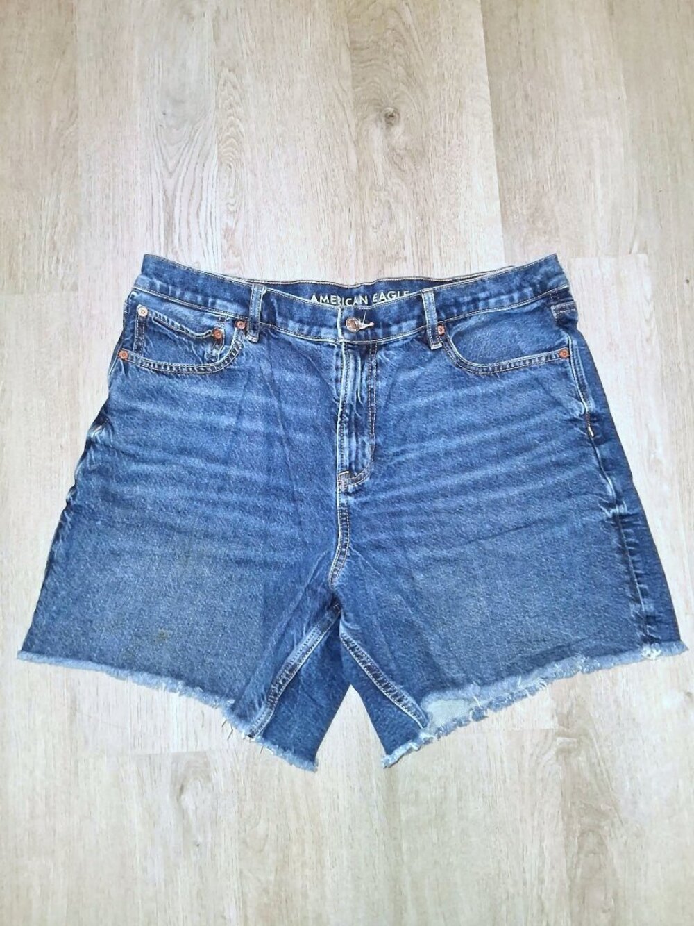 American Eagle Strigid Real Good Relaxed Jean Shorts Size 16 Distressed Denim